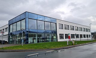 Bei der Phoenix-Contact-Tochter E-Mobility werden 60 Stellen gestrichen, zunächst über ein Freiwilligen-Programm. Das Headquarter an der Hainbergstraße in Schieder wird weiter bestehen bleiben. - Phoenix Contact