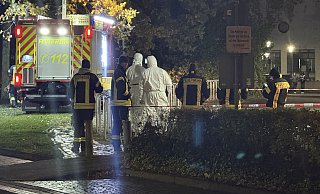 Die Experten der Kriminaltechnischen Untersuchung (KTU) am Tatort in Bielefeld-Sennestadt. - Lukas Brekenkamp