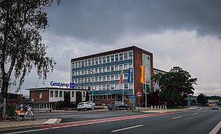 Dunkle Wolken über Gestamp Umformtechnik in Bielefeld. Der Betrieb ist erneut durch unerlaubte Sonntagsarbeit aufgefallen und will 150 Stellen abbauen. - Sarah Jonek