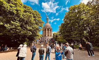 Arminia-Fans pilgern am Wochenende, 17. und 18. Mai, in Massen zum Hermannsdenkmal für das Erinnerungsfoto vor dem Pokalfinale. - Dirk-Ulrich Brüggemann
