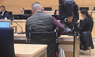 Der 36-jährige Mindener ist in der Nacht zum 3. März 2024 in der Obermarktstraße massiv attackiert worden. Heute ist er auf einen Rollstuhl angewiesen. Die Narben am Kopf erinnern an die lebensrettenden Operationen im Klinikum. MT-Foto: - Alex Lehn
