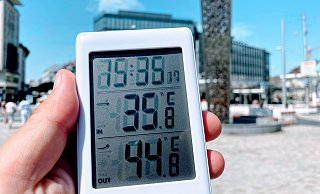 In der Sonne ist es auf dem Jahnplatz neun Grad wärmer als im Schatten. - Eike J. Horstmann