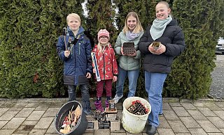 Leander (v. l.), Minea, Luise und Lotta haben am Neujahrstag ganz viel Feuerwerks- und Böllermüll gesammelt. - Ingrun Waschneck