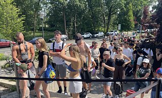 Eine lange Schlange zieht sich vom Freibad die Straße Zum Meierhof in Verl hinunter. - Marcus Tschackert