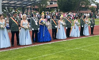 Das Königspaar Jörg und Nicole Egold stand bei der Parade auf dem Sportplatz im Mittelpunkt. Die Königin zog mit ihrem königsblauen Glitzerkleid so manchen Blick auf sich. - Matthias Cosack Das Königspaar Jörg und Nicole Egold stand bei der Parade auf dem Sportplatz im Mittelpunkt. Die Königin zog mit ihrem königsblauen Glitzerkleid so manchen Blick auf sich. - Matthias Cosack