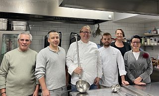 Mit Kelle ausgerüstet kochen die Herforder Gastronomen Leonardo Argentiero (Pizzeria Piccolo, v. l.), Thomas Fuchs (Pfälzer Weinstube), Hans-Jörg Dunker (Restaurant Am Osterfeuer) und Florian Wahl (Restaurant Steinmeyer) auf Einladung von Jana Ashworth (Einrichtungsleitung) und Birgit Nolte-Kristen (Vorstandsvorsitzende) für den Herforder Mittagstisch. - Dana Johanna Stoll