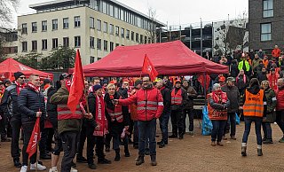 Hunderte Beschäftigte aus tarifgebundenen und nicht tarifgebundenen Betrieben nahmen am 7. Februar an der Kundgebung der IG-Metall in Herford teil.. - SUSANNE BLERSCH
