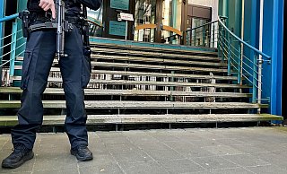 Polizeischutz rund um das Landgericht Bielefeld. Schwer bewaffnete Polizisten schützen den Mordprozess Besar Nimani. - Jens Reichenbach