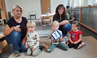 Freuen sich auf die Bewegung im Haus: Erzieherin Gabriela Schlüter (v. l), Elian, Leonie und Evelin sowie Kita-Leiterin Birgit Henze. - Dieter Scholz