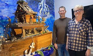 Andreas Recker (l.) und Udo „Boni“ Schmidtmeyer haben sich mächtig ins Zeug gelegt, um in ihrem Wohnzimmer eine große Krippe aufzubauen. - Markus Voss