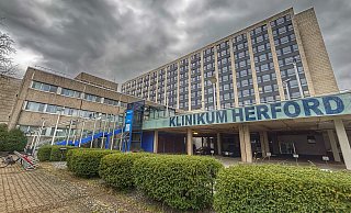 Dunkle Wolken über den Kreiskliniken Herford-Bünde: Das kommunale Krankenhaus hat – wie 80 Prozent der Krankenhäuser bundesweit, so Vorstandssprecher Thomas Breidenbach – finanzielle Probleme.?Foto: Katharina Eisele - Katharina Eisele