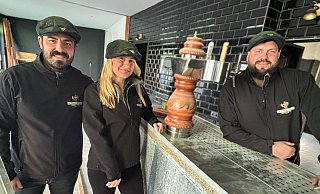 Ferhat Kali, Serda Kali und Johnathon Palmer haben schon stilecht grüne Schiebermützen mit der irischen Harfe auf dem Kopf – und Jacken mit dem „Leprechaun“-Logo. - Eike J. Horstmann
