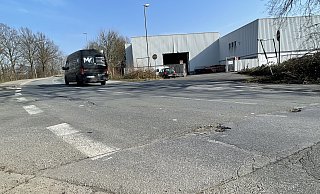 Die Weseler Straße hinter der A30-Brücke an der Einfahrt zur Carl-Severing-Straße. Die Abnutzung ist deutlich zu sehen. Kai Unzicker (SPD) hätte diese für stadtauswärts fahrende Autofahrer „überraschende Einmündung“ zudem gern entschärft.?Foto: Shannon-Lee Bendig - Shannon-Lee Bendig