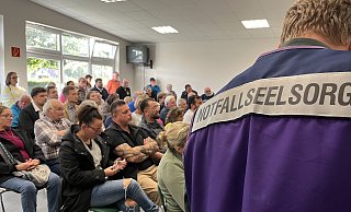 Bei dem Bürgerdialog in der Feuerwache Gehlenbeck waren auch zwei Notfallseelsorger vor Ort. Die Organisatoren der Veranstaltung wollten sich auf den Opferschutz fokussieren. - Amelie Halstenberg