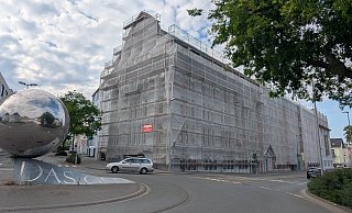 Das komplette Elsbach-Haus ist derzeit eingerüstet. Die denkmalgeschützte Fassade bekommt nicht nur einen neuen Anstrich. - Susanne Blersch