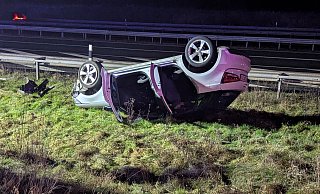 Das Auto blieb auf dem Dach liegen, die Fahrerin musste von der Feuerwehr befreit werden. - Feuerwehr Bad Oeynhausen