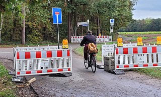 Passen noch hindurch: Die Rhedaer Straße und die Sudheide bilden eine wichtige Verbindung für Fahrradpendler und Freizeitradler zwischen Gütersloh und Rheda-Wiedenbrück. - Ludger Osterkamp