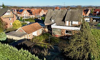 In diesem großen Haus mit Nebengebäuden und riesigem Garten in Gütersloh hat das 85-jährige Opfer seit Jahren allein gelebt. - Wolfgang Wotke
