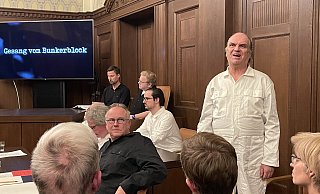 Die fünf Angeklagten im Auschwitzprozess Boger, Capesius, Stark, Kaduk und Mulka, tragen weiße Anzüge. Im schwarzen Anzug ihr Anwalt. - Silke Buhrmester