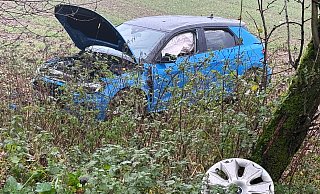 Mit ihrem Audi 1 landete die Fahrerin unterhalb des Maiweges im Grünland. Die 20-Jährige wurde bei dem Unfall verletzt. - Ralph Meyer