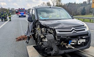 Der Berlingo war mit einer vierköpfigen Familie besetetzt. Zwei Personen kamen vorsorglich ins Krankenhaus. - Burkhard Battran
