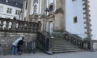 Der steile Treppenaufgang zur Marktkirche vom Jühenplatz aus wird nun durch einen Metallgitterzaun versperrt. - Holger Kosbab