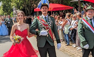 Jubel für das Gehrdener Königspaar Max Brenneke und Morgane Gehle. - Burkhard Battran