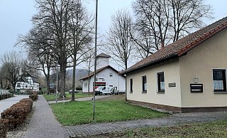 Alte Mühle (v. l.), Feuerwehr- und Musikhaus: Für die Einsatzkräfte der Freiwilligen Feuerwehr soll in Welda das Gerätehaus optimiert werden. - Dieter Scholz