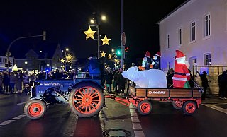 Sogar Eisbär und Pinguin schlossen sich mit dem Weihnachtsmann der weihnachtlichen Treckerfahrt durch Verl an. - Matthias Gans