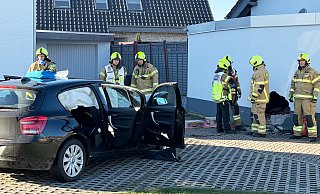 Ein Loch in der Seitenwand der Garage zeugt von der Wucht des Aufpralls des schwarzen BMW. - Ralph Meyer