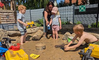 Silke Drömert wird für das neue Familienzentrum zuständig sein. Hier ist sie mit Kindern beim Spielen im Matschbereich der Kita Taka-Tuka-Land. - Susanne Blersch
