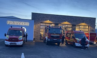 Zur Feier des Tages wurden die drei Fahrzeuge vor dem neuen Feuerwehrgerätehaus an der Demolder Straße präsentiert. - Elke Niedringhaus-Haasper