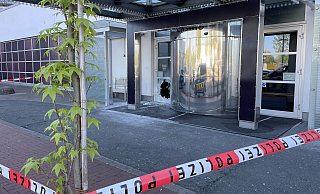 Die Polizei hat den Eingangsbereich des Casinos nach dem Einbruch mit Flatterband abgesperrt. - Nicole Bliesener