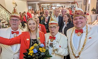 Das Prinzenpaar Olaf Schröbler und Alyna Ring mit Prinzenführer Michael Schmitz und Präsident Uwe Rohde starten in die Session. - Burkhard Battran