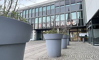 Im Sitzungssaal des Rathauses hat mit dem Beschluss zum Haushalt 2025 der Wahlkampf für die Kommunalwahl im September begonnen. In den Haushaltsreden hagelte es Kritik an der Verwaltungsspitze. - Natalie Gottwald