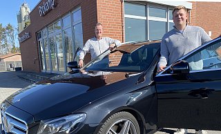 Inhaber Bernd Brokamp (l.) und sein Nachfolger Nils Tönnemann freuen sich, dass die Übergabe von Mercedes-Brokamp in Harsewinkel im Kreis Gütersloph geregelt ist. - Markus Voss