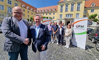 Oliver Galling (UfH) und Tim Kähler (SPD) freuen sich auf den gemeinsamen Wahlkampf um den Chefsessel im Rathaus.?Foto: mot - Moritz Trinsch