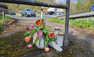 Am Rand der Straßenkreuzung, an der sich bei Nessenberg der tödliche Unfall ereignet hat, haben Trauernde Kerzen und Blumen in Erinnerung an die 24-jährige Radfahrerin niedergelegt. - Marianne Schwarzer