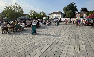 Je später der Abend, desto voller wurden die Tische der Stadt. So mancher Besucher hätte sich dort Sonnenschirme gewünscht. Die Vereine ringsherum waren überwiegend mit schattigen Plätzen ausgestattet. - Shannon-Lee Bendig Je später der Abend, desto voller wurden die Tische der Stadt. So mancher Besucher hätte sich dort Sonnenschirme gewünscht. Die Vereine ringsherum waren überwiegend mit schattigen Plätzen ausgestattet. - Shannon-Lee Bendig