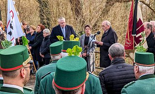 Bürgermeister Daniel Hartmann, Ortsausschussvorsitzende Barbara Rüstemeier und Ortsheimatpfleger Bernhard Föckel eröffnen die Gedenkfeier. - Burkhard Battran