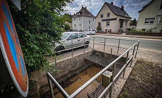 Der Durchlass des Hundebachs am Lübberlindenweg: Hier musste das THW mit schwerem Gerät anrücken. - Daniel Salmon Der Durchlass des Hundebachs am Lübberlindenweg: Hier musste das THW mit schwerem Gerät anrücken. - Daniel Salmon