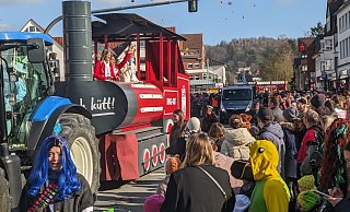 Tolle Stimmung beim großen Bad Driburger Karnevalsumzug am Tulpensonntag. - Burkhard Battran