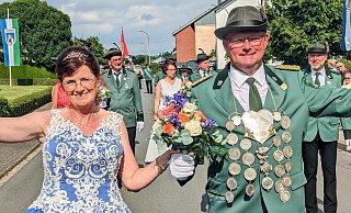 Dietmar und Karin Haneke sind das Königspaar der Vördener Schützenbruderschaft St. Peter und Paul. - Burkhard Battran