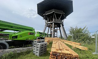 Der Eggeturm auf der Preußischen Velmerstot wird saniert. Seit einem Brand im November 2023 war der Aussichtsturm nicht mehr begehbar. Jetzt steht die Eröffnung kurz bevor. - Silke Buhrmester