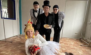 Die beiden naiven Pinguine (Kaveen Tiemann, l. und Janin Bastian) treffen auf den Maulwurf (Johannes Kindler) und das verrückte Huhn, das seinen Staubsauger umklammert (Mandy Fuchs). - Elke Niedringhaus-Haasper
