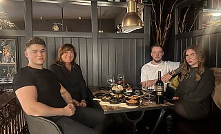 Maxim Nickel, Anna Nickel, Sergej Janle und Valerie Friesen (von links) stehen hinter dem neuen Restaurant "Ensanna". Während die beiden Männer die Geschäftsführer sind, betreiben die Frauen das Lokal. MT-Foto: - Patrick Schwemling