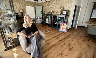 Die 28-jährige Sammlerin Clarissa Becker hat sich in ihrem Ausstellungs- und Verkaufsraum bereits bestens eingelebt. Und noch bietet er genügend Platz für weitere antike Schätze. - Anna Lena Hinder