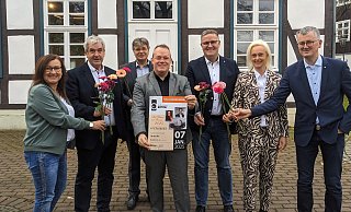 Die 2. Kulturringvorsitzende Britta Multhaupt, Bürgermeister Hermann Temme, Kulturringvorstand Markus Krömeke, Vorsitzender Bernhard Fischer, Sponsorenvertreter Dominik Reineke, Viola Welsow und NWD-Orchesterdirektor Friedrich Luchterhandt freuen sich auf das 19. Neujahrskonzert in Brakel. - Burkhard Battran