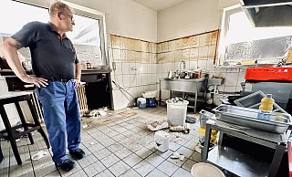 Das Restaurant „Mykonos“: von den Pächtern fluchtartig verlassen. Eigentümer Karl Heinz Feldmann aus Wadersloh will entrümpeln, renovieren und neu verpachten. - Stefan Becker