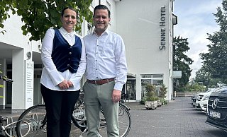 Servet Hajrullahi und seine Frau Hikmete Hajrullahi freuen sich auf ihre neue Aufgabe: Sie übernehmen das "Senne Hotel", das künftig unter neuem Namen firmieren wird. - Anna Lena Hinder Servet Hajrullahi und seine Frau Hikmete Hajrullahi freuen sich auf ihre neue Aufgabe: Sie übernehmen das "Senne Hotel", das künftig unter neuem Namen firmieren wird. - Anna Lena Hinder